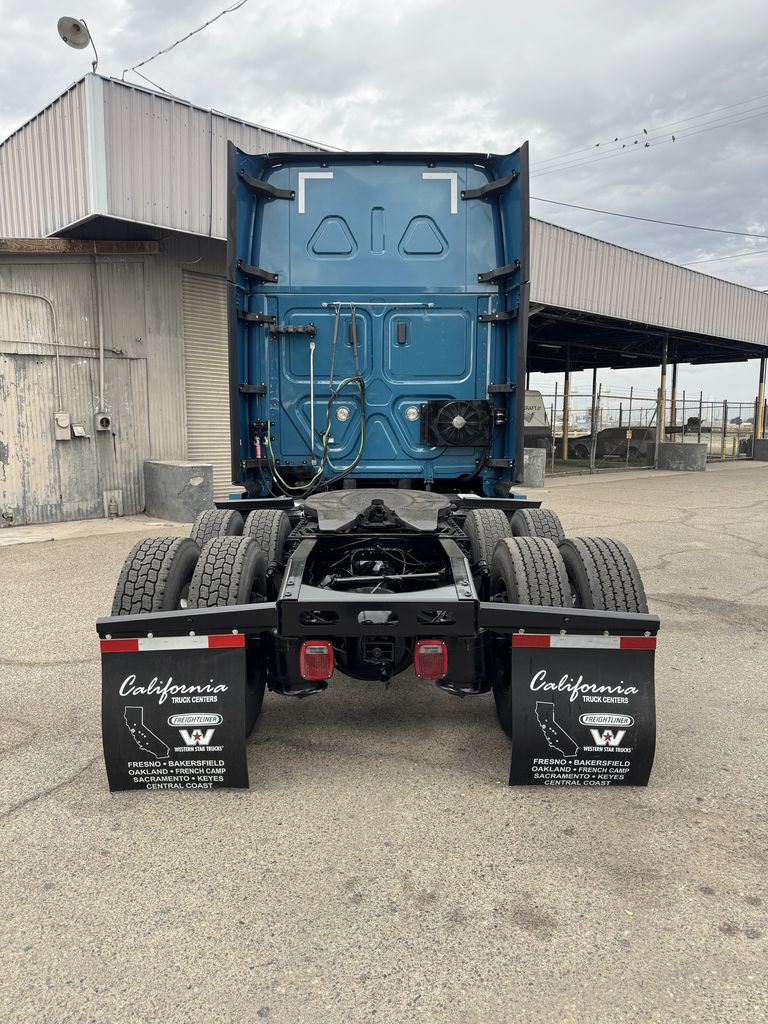 2022 Freightliner Cascadia in Fresno, CA — photo 4