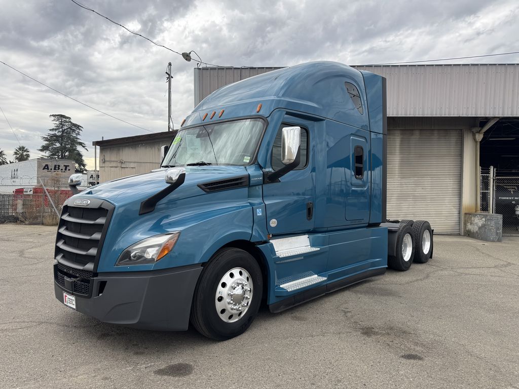 2022 Freightliner Cascadia in Fresno, CA — photo 2