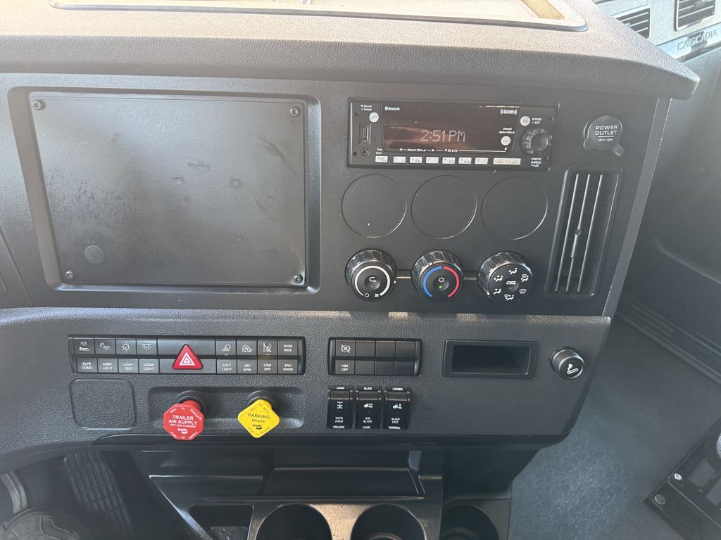 2023 Freightliner Cascadia in Fresno, CA — photo 5