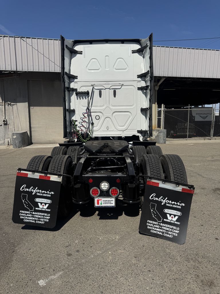 2023 Freightliner Cascadia in Fresno, CA — photo 4