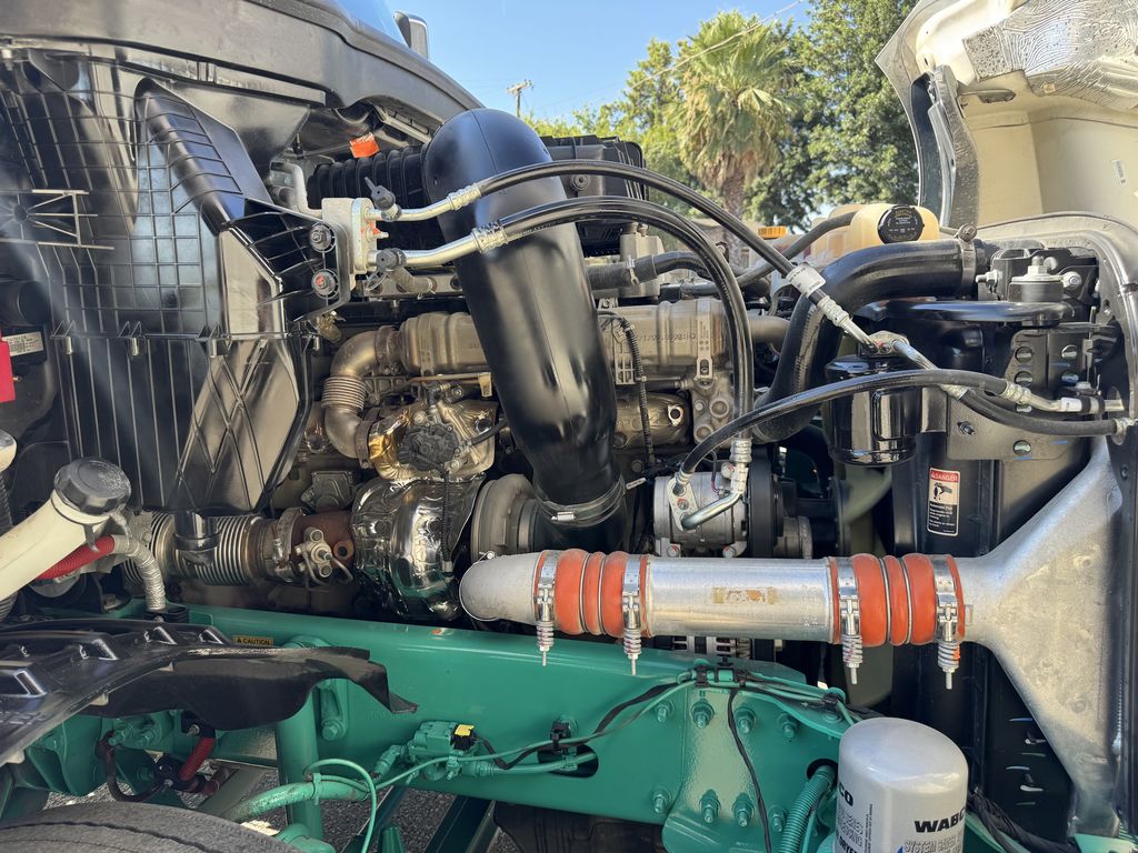 2025 Freightliner Cascadia — photo 6
