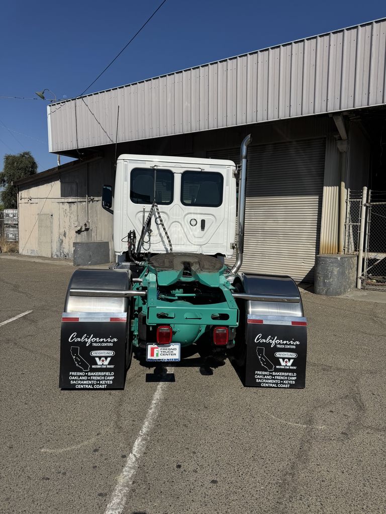 2025 Freightliner Cascadia — photo 3