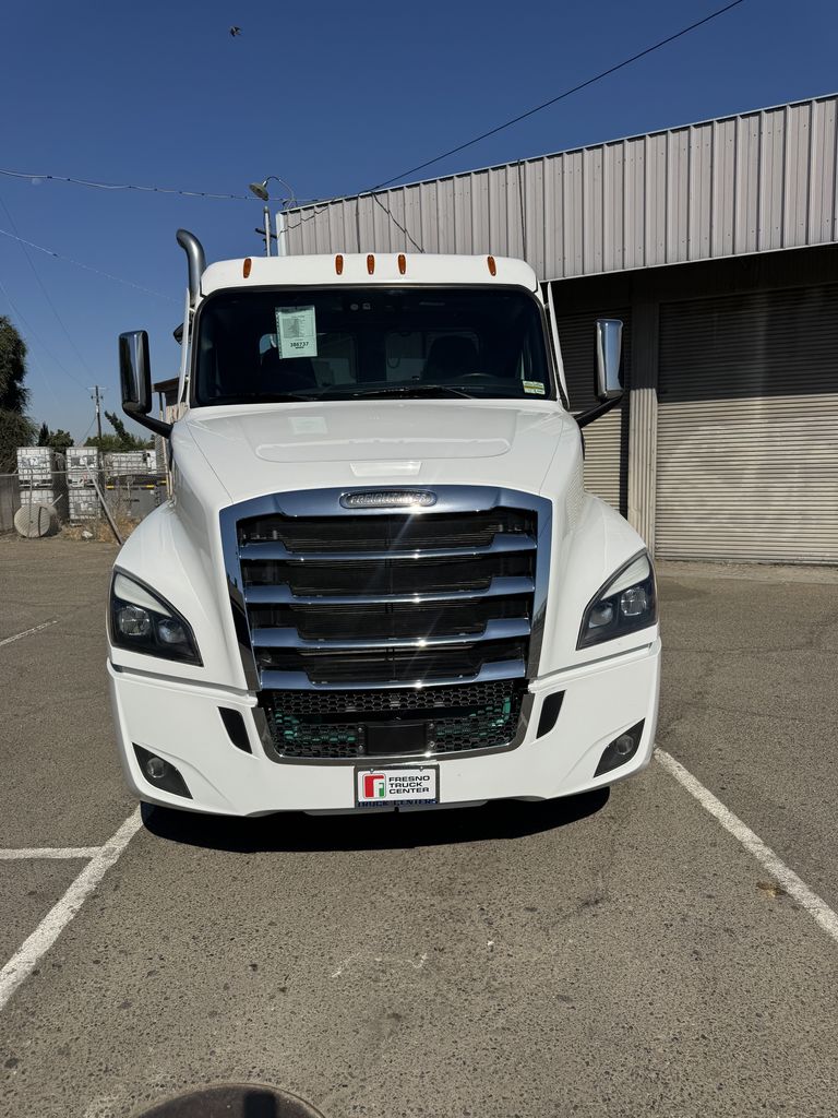 2025 Freightliner Cascadia — photo 2