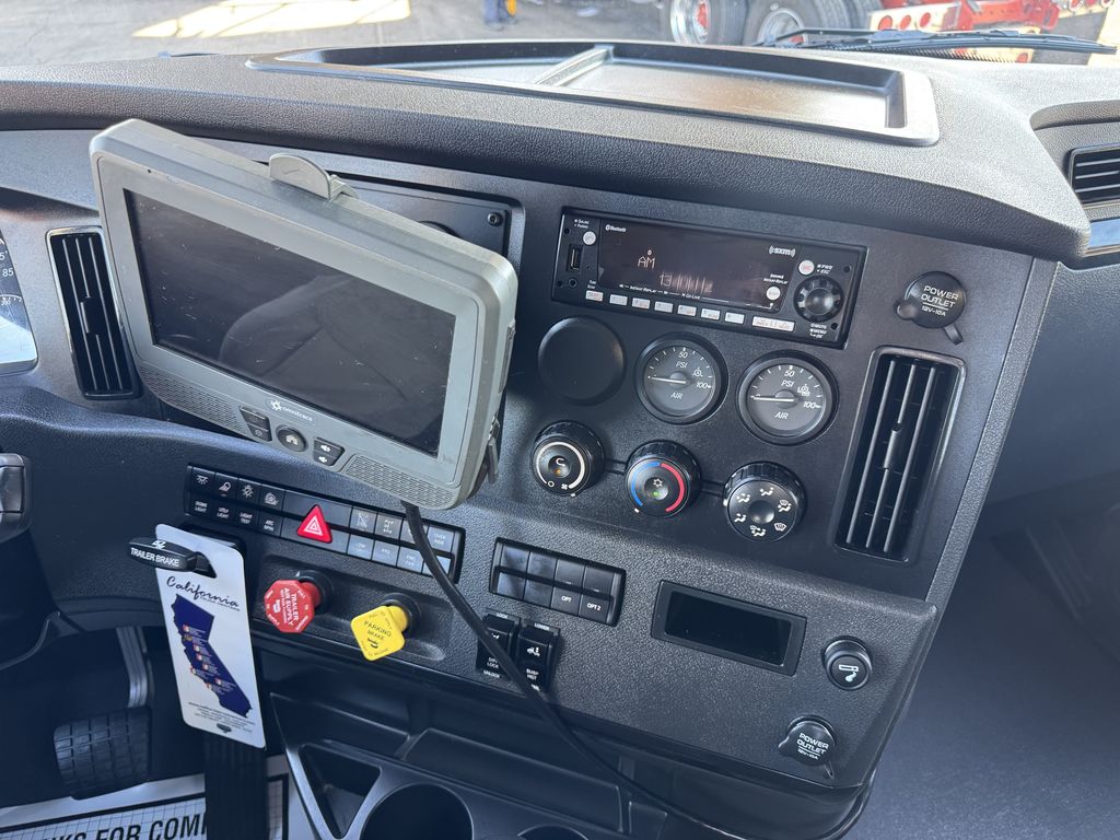2025 Freightliner Cascadia — photo 5