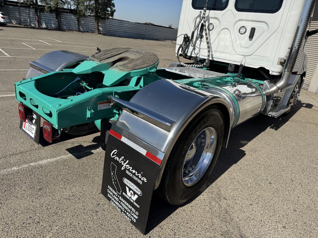 2025 Freightliner Cascadia — photo 4
