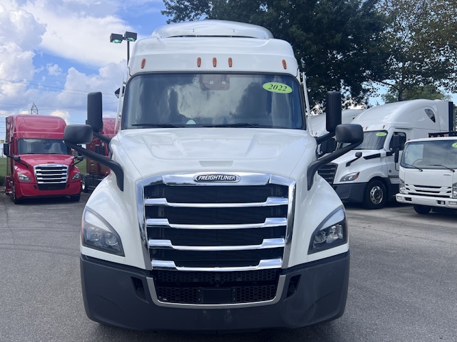 2022 Freightliner Cascadia photo 2