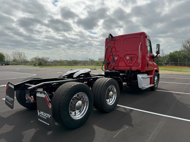 2019 Freightliner Cascadia 113" sleeper cab photo 2