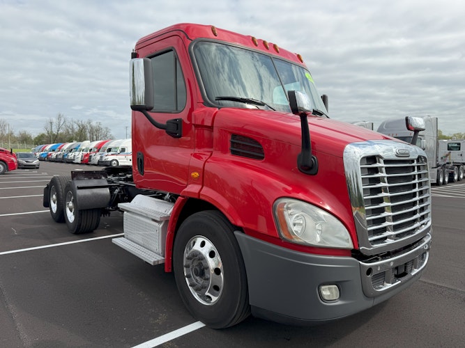 2019 Freightliner Cascadia 113" sleeper cab photo 3