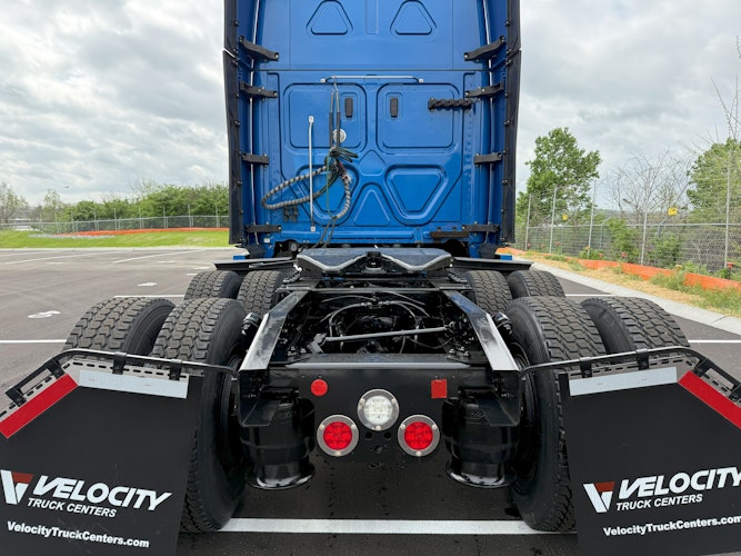 2020 Freightliner Cascadia 126" Sleeper Cab photo 2