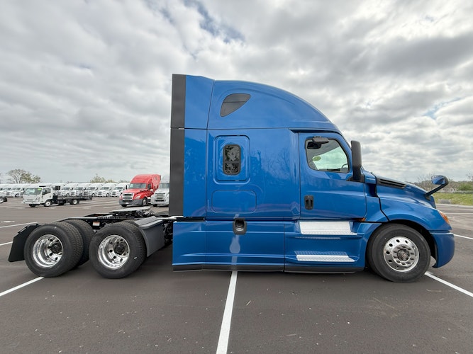 2020 Freightliner Cascadia 126" Sleeper Cab photo 3