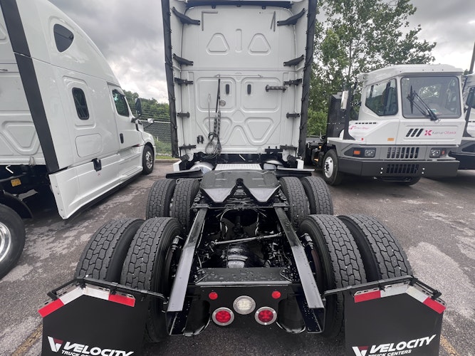 2021 Freightliner Cascadia 126" Sleeper Cab photo 2