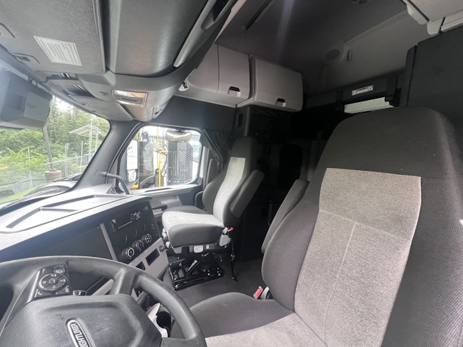 2021 Freightliner Cascadia 126" Sleeper Cab photo 3