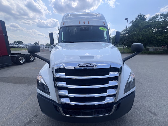 2021 Freightliner Cascadia 126" Sleeper Cab photo 2