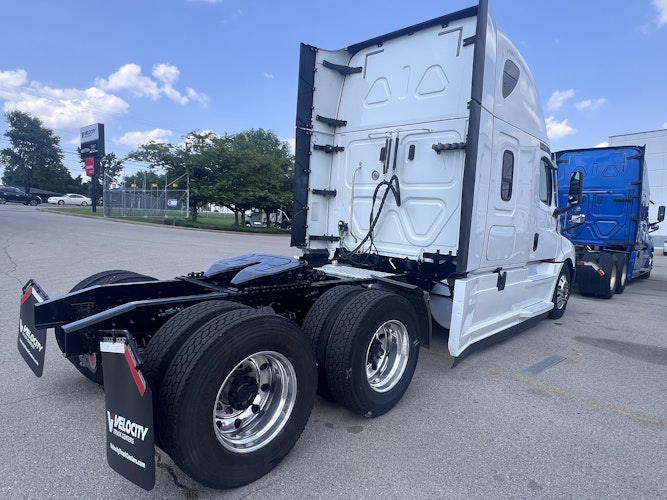 2021 Freightliner Cascadia 126" Sleeper Cab photo 4