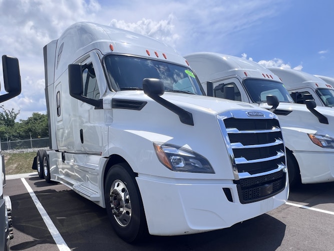 2021 Freightliner Cascadia 126" Sleeper Cab photo 2