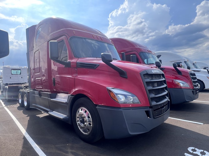 2020 Freightliner Cascadia 126" Sleeper Cab photo 3