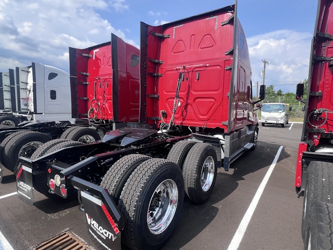 2020 Freightliner Cascadia 126" Sleeper Cab photo 4