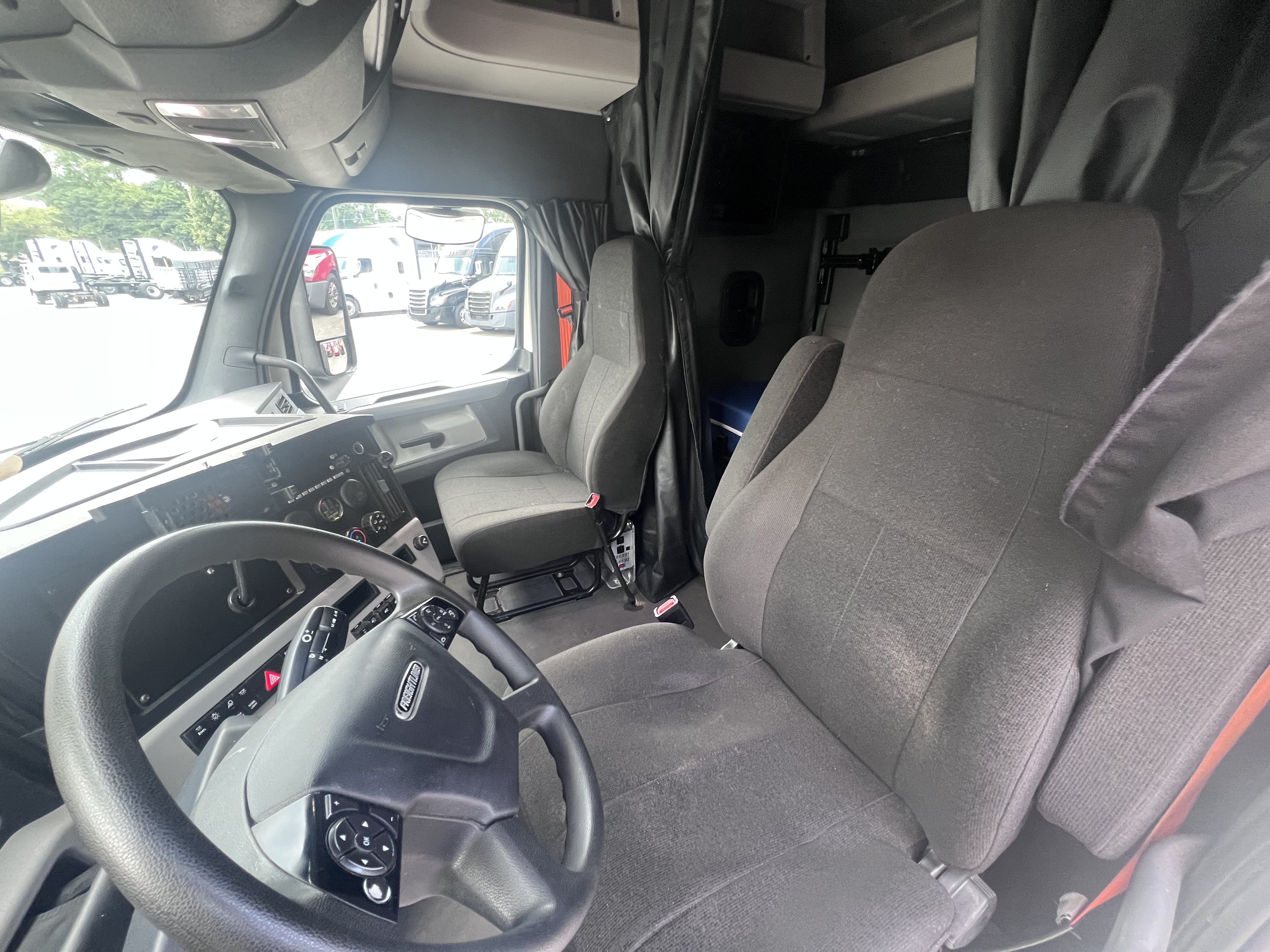 2022 Freightliner Cascadia in Nashville, TN — photo 8