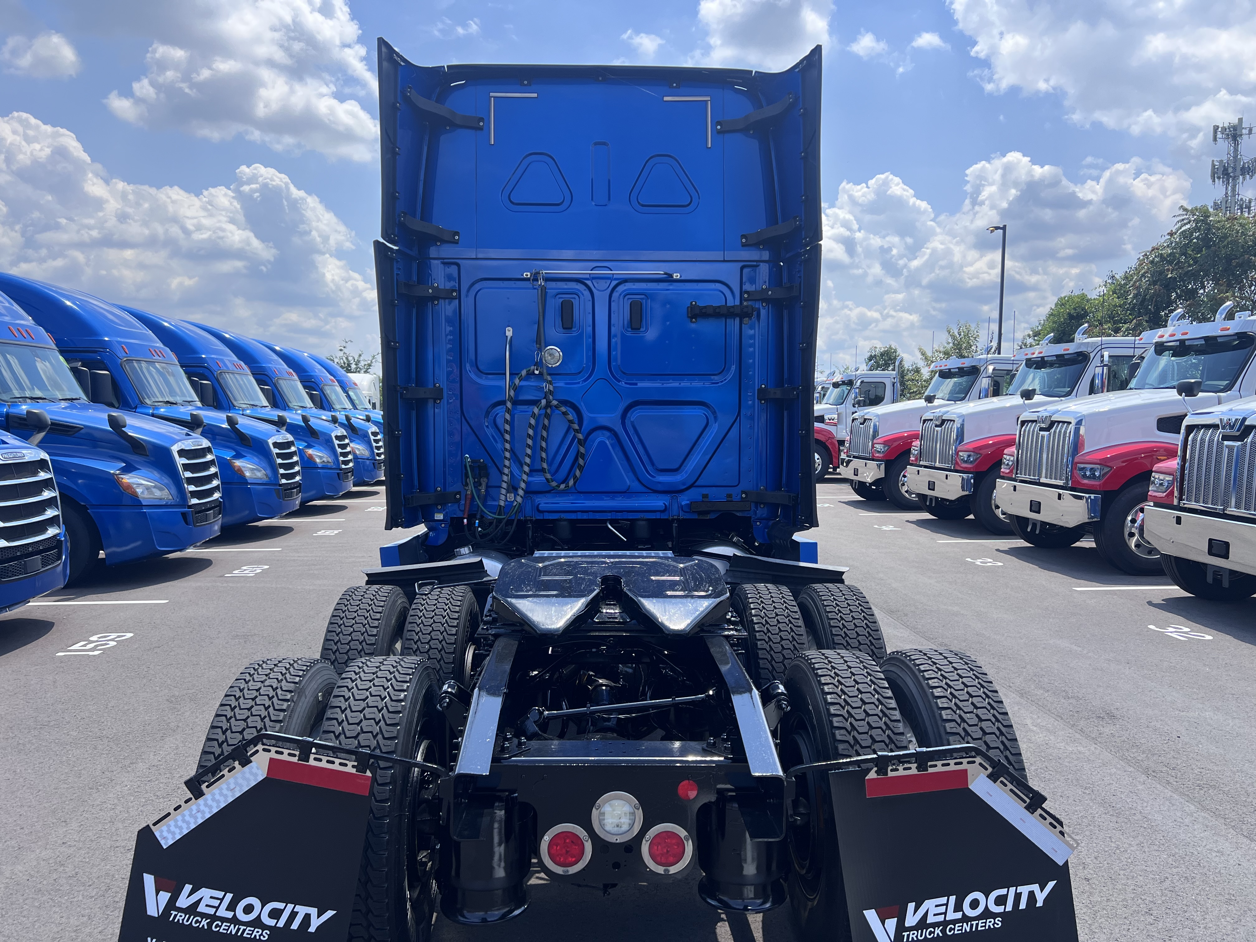 2021 Freightliner Cascadia in Nashville, TN — photo 5